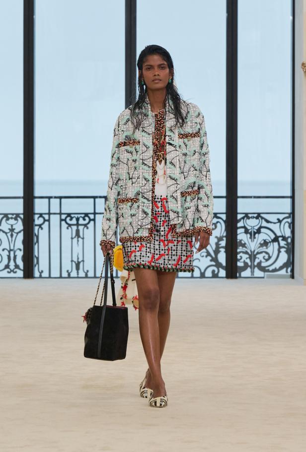 شواطئ بياريتز تحتضن مواجهة بين جذور شانيل ورؤيتها المعاصرة في مجموعة كروز 2026/2027