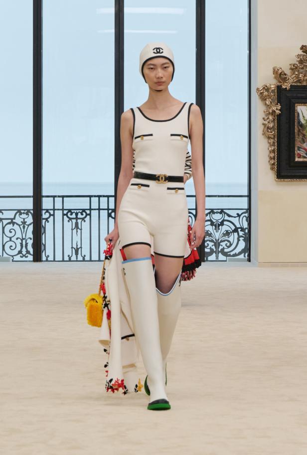 شواطئ بياريتز تحتضن مواجهة بين جذور شانيل ورؤيتها المعاصرة في مجموعة كروز 2026/2027