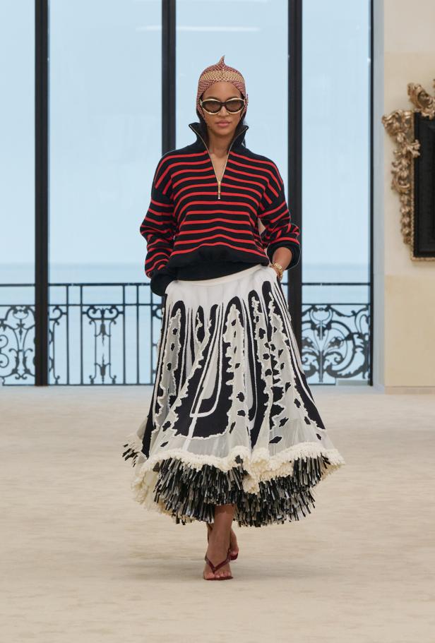 شواطئ بياريتز تحتضن مواجهة بين جذور شانيل ورؤيتها المعاصرة في مجموعة كروز 2026/2027