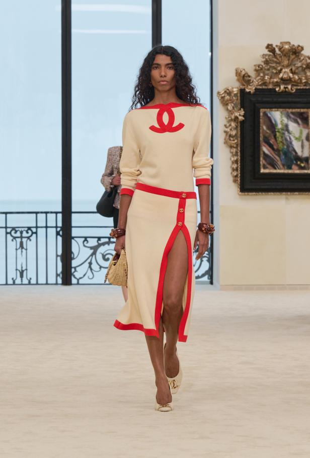 شواطئ بياريتز تحتضن مواجهة بين جذور شانيل ورؤيتها المعاصرة في مجموعة كروز 2026/2027