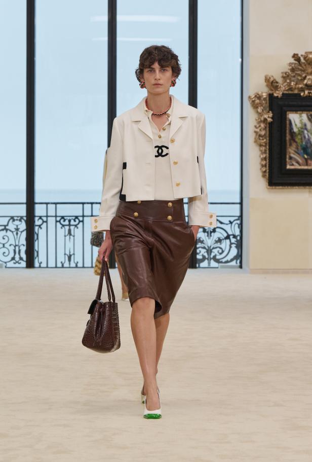 شواطئ بياريتز تحتضن مواجهة بين جذور شانيل ورؤيتها المعاصرة في مجموعة كروز 2026/2027