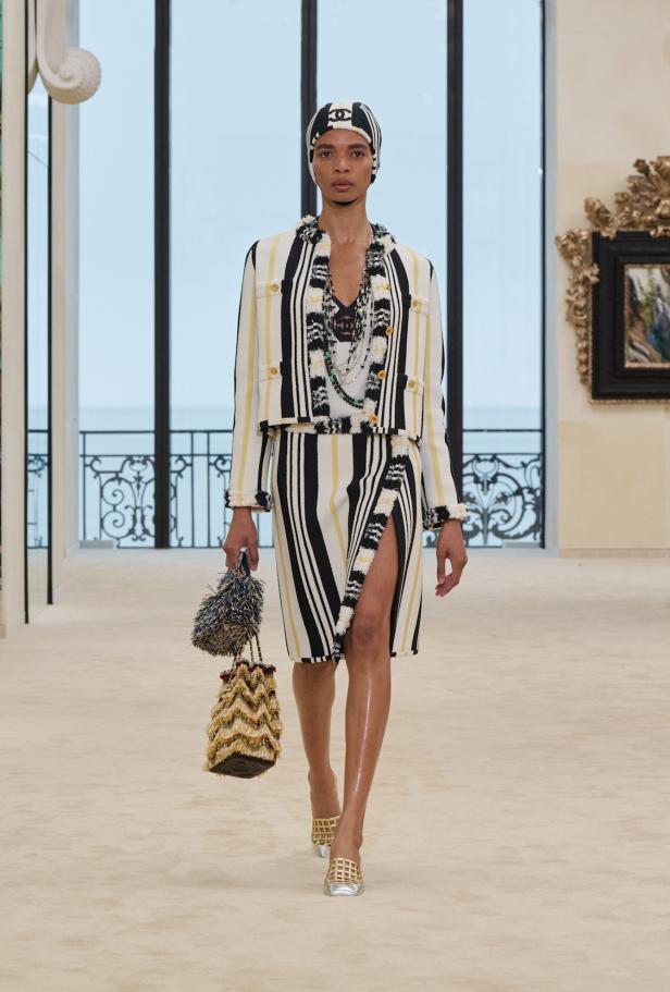 شواطئ بياريتز تحتضن مواجهة بين جذور شانيل ورؤيتها المعاصرة في مجموعة كروز 2026/2027