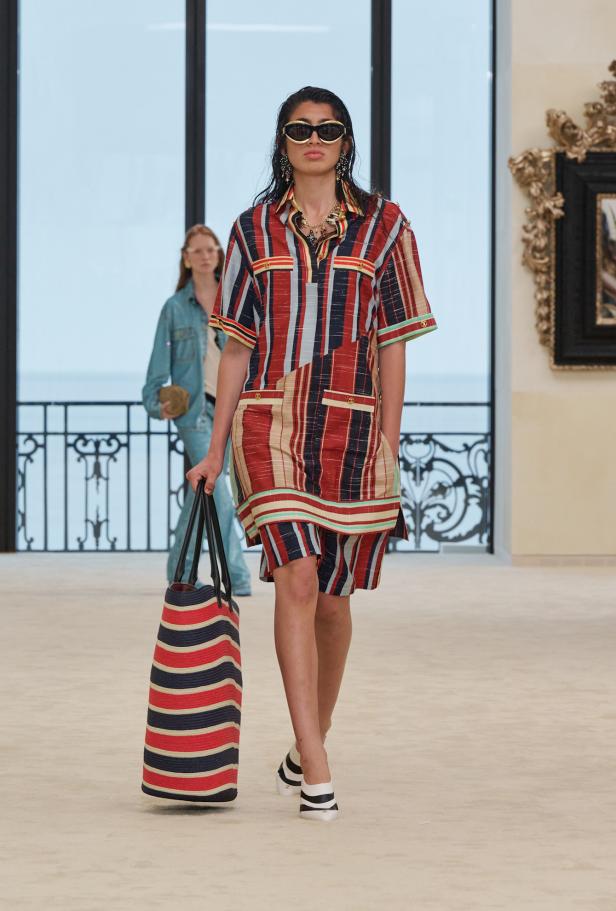 شواطئ بياريتز تحتضن مواجهة بين جذور شانيل ورؤيتها المعاصرة في مجموعة كروز 2026/2027