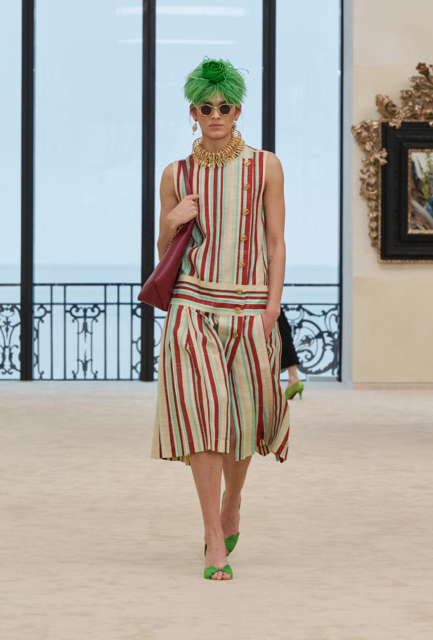 شواطئ بياريتز تحتضن مواجهة بين جذور شانيل ورؤيتها المعاصرة في مجموعة كروز 2026/2027