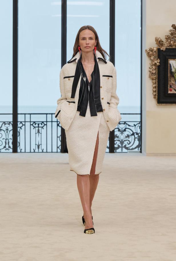 شواطئ بياريتز تحتضن مواجهة بين جذور شانيل ورؤيتها المعاصرة في مجموعة كروز 2026/2027