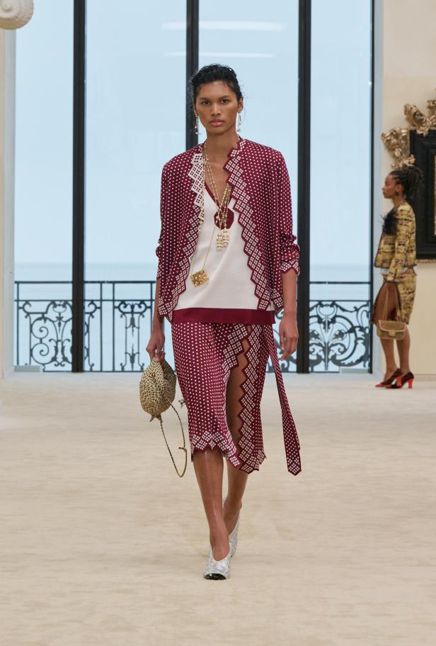 شواطئ بياريتز تحتضن مواجهة بين جذور شانيل ورؤيتها المعاصرة في مجموعة كروز 2026/2027