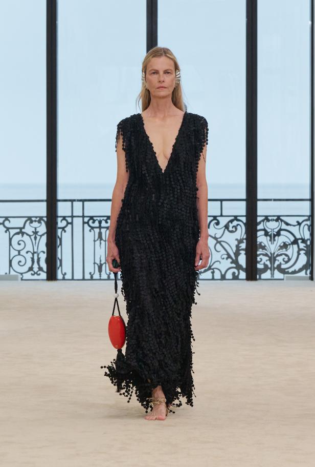 شواطئ بياريتز تحتضن مواجهة بين جذور شانيل ورؤيتها المعاصرة في مجموعة كروز 2026/2027