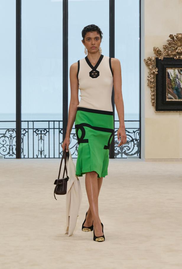 شواطئ بياريتز تحتضن مواجهة بين جذور شانيل ورؤيتها المعاصرة في مجموعة كروز 2026/2027