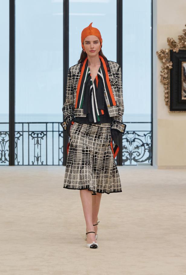 شواطئ بياريتز تحتضن مواجهة بين جذور شانيل ورؤيتها المعاصرة في مجموعة كروز 2026/2027