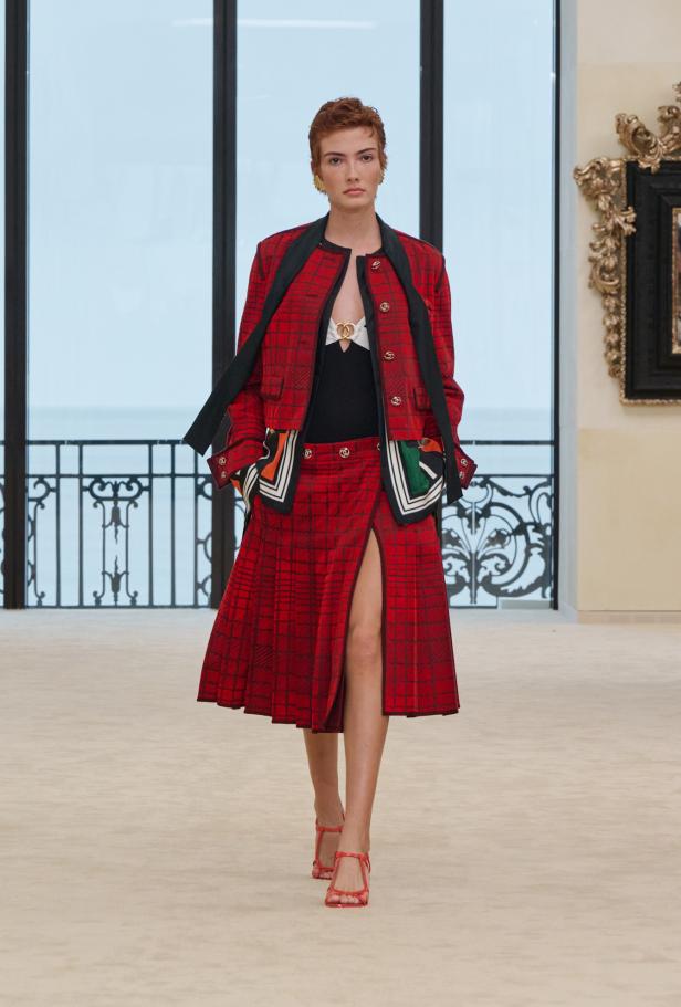 شواطئ بياريتز تحتضن مواجهة بين جذور شانيل ورؤيتها المعاصرة في مجموعة كروز 2026/2027