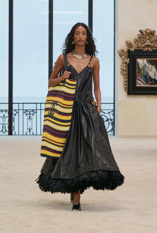 شواطئ بياريتز تحتضن مواجهة بين جذور شانيل ورؤيتها المعاصرة في مجموعة كروز 2026/2027