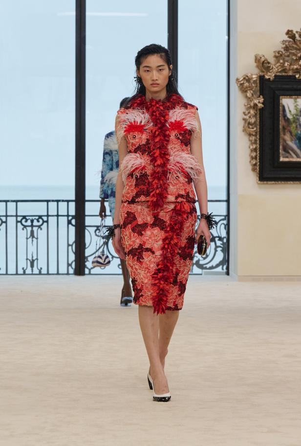 شواطئ بياريتز تحتضن مواجهة بين جذور شانيل ورؤيتها المعاصرة في مجموعة كروز 2026/2027