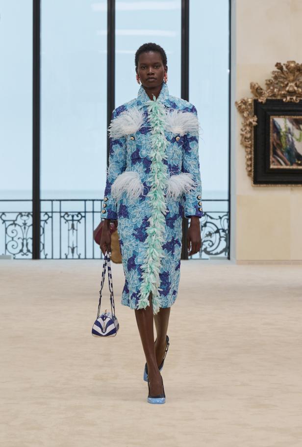 شواطئ بياريتز تحتضن مواجهة بين جذور شانيل ورؤيتها المعاصرة في مجموعة كروز 2026/2027