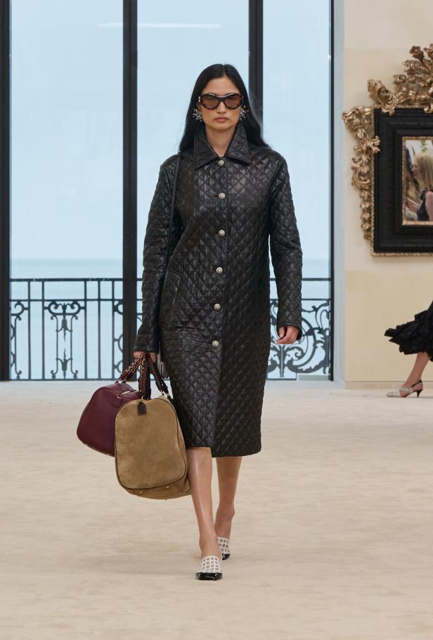 شواطئ بياريتز تحتضن مواجهة بين جذور شانيل ورؤيتها المعاصرة في مجموعة كروز 2026/2027