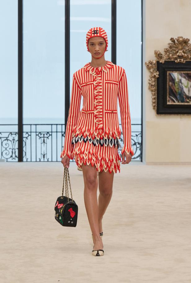 شواطئ بياريتز تحتضن مواجهة بين جذور شانيل ورؤيتها المعاصرة في مجموعة كروز 2026/2027