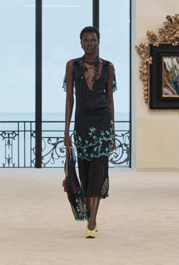 شواطئ بياريتز تحتضن مواجهة بين جذور شانيل ورؤيتها المعاصرة في مجموعة كروز 2026/2027