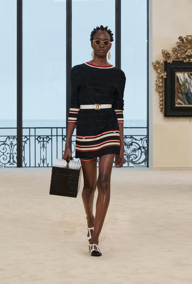 شواطئ بياريتز تحتضن مواجهة بين جذور شانيل ورؤيتها المعاصرة في مجموعة كروز 2026/2027