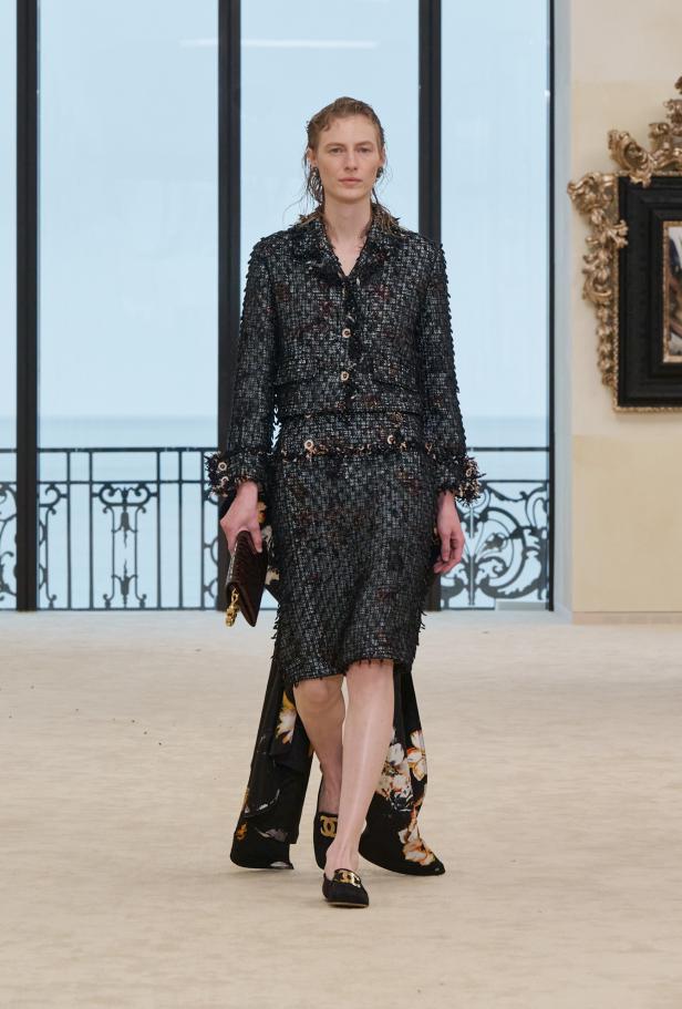 شواطئ بياريتز تحتضن مواجهة بين جذور شانيل ورؤيتها المعاصرة في مجموعة كروز 2026/2027