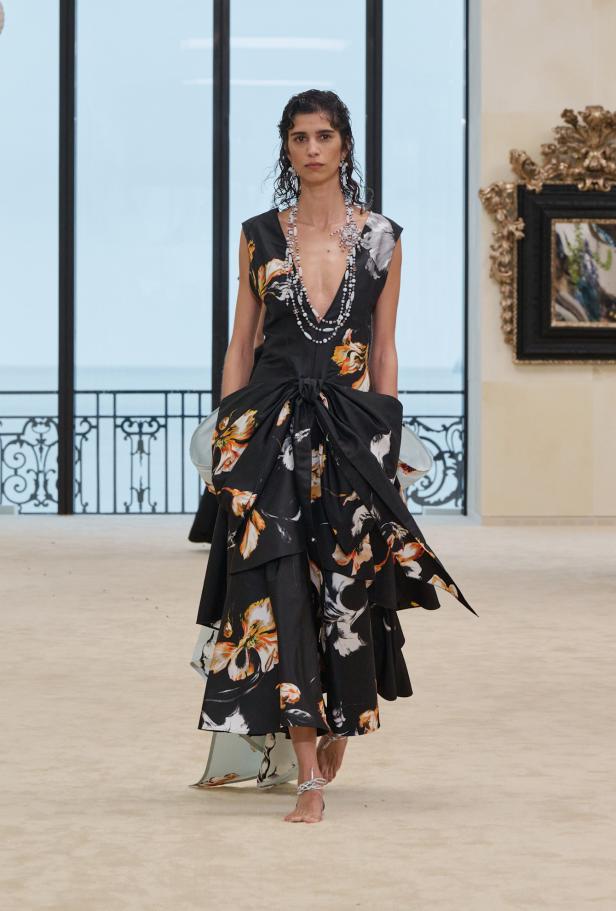 شواطئ بياريتز تحتضن مواجهة بين جذور شانيل ورؤيتها المعاصرة في مجموعة كروز 2026/2027