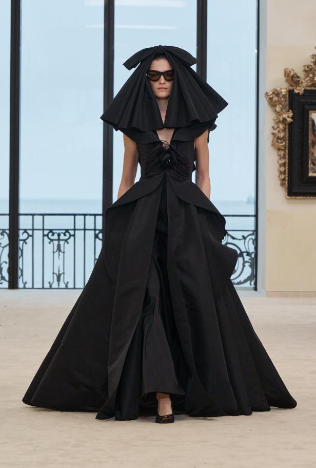 شواطئ بياريتز تحتضن مواجهة بين جذور شانيل ورؤيتها المعاصرة في مجموعة كروز 2026/2027