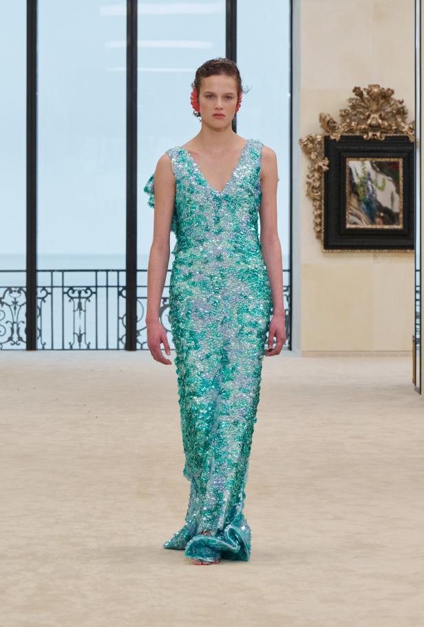 شواطئ بياريتز تحتضن مواجهة بين جذور شانيل ورؤيتها المعاصرة في مجموعة كروز 2026/2027