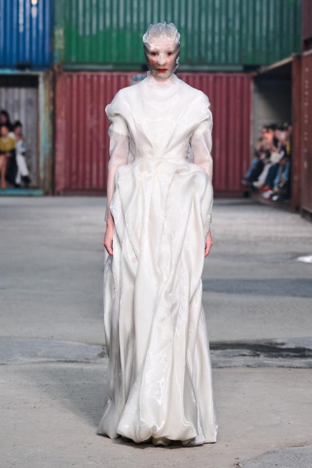 ‏‏Maison Margiela‏ تكشف عن مجموعة خريف وشتاء 2026‏‏ في الصين... رحلة سريالية بين الحرفية ‏العالية وجماليات "القطع المنسية‎"‎