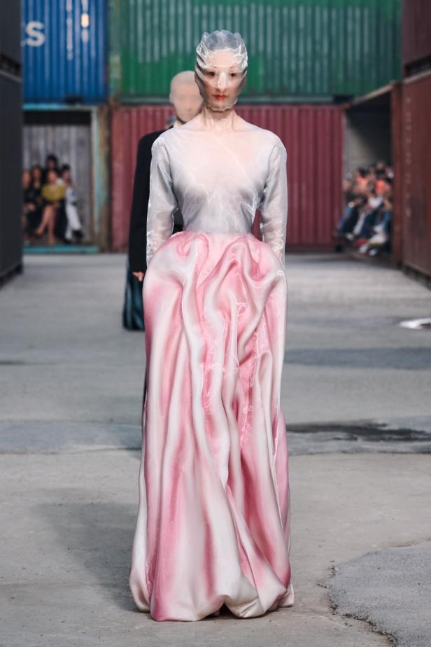 ‏‏Maison Margiela‏ تكشف عن مجموعة خريف وشتاء 2026‏‏ في الصين... رحلة سريالية بين الحرفية ‏العالية وجماليات "القطع المنسية‎"‎