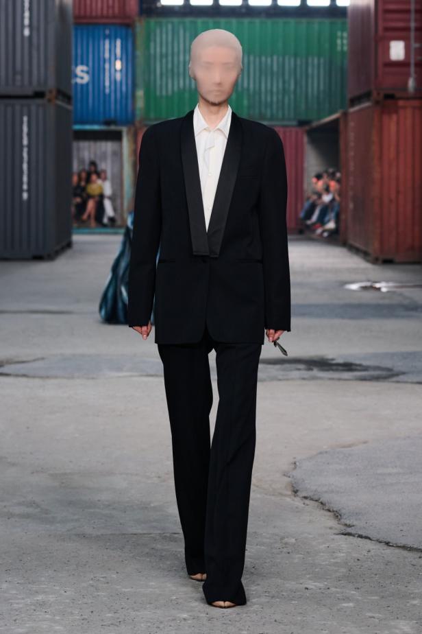 ‏‏Maison Margiela‏ تكشف عن مجموعة خريف وشتاء 2026‏‏ في الصين... رحلة سريالية بين الحرفية ‏العالية وجماليات "القطع المنسية‎"‎