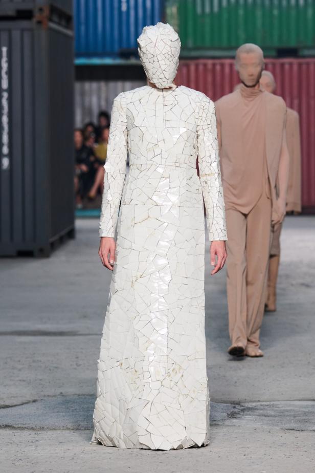 ‏‏Maison Margiela‏ تكشف عن مجموعة خريف وشتاء 2026‏‏ في الصين... رحلة سريالية بين الحرفية ‏العالية وجماليات "القطع المنسية‎"‎