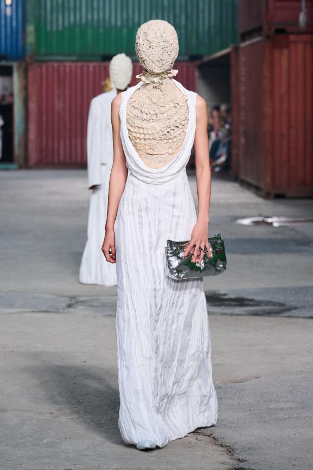 ‏‏Maison Margiela‏ تكشف عن مجموعة خريف وشتاء 2026‏‏ في الصين... رحلة سريالية بين الحرفية ‏العالية وجماليات "القطع المنسية‎"‎