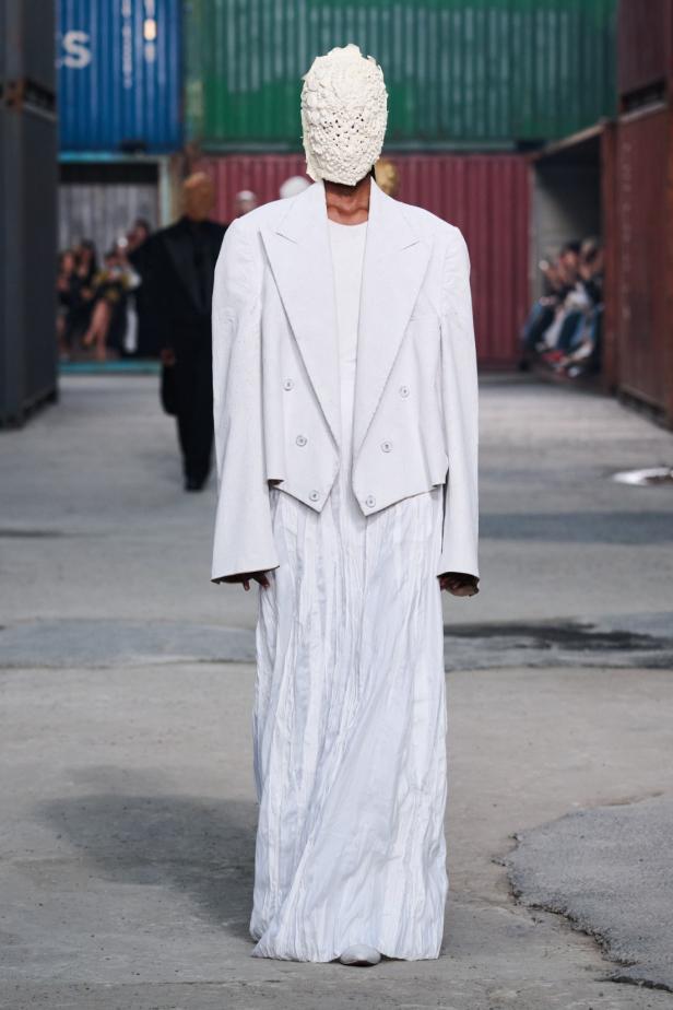 ‏‏Maison Margiela‏ تكشف عن مجموعة خريف وشتاء 2026‏‏ في الصين... رحلة سريالية بين الحرفية ‏العالية وجماليات "القطع المنسية‎"‎