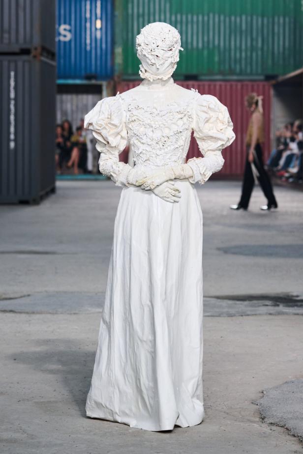 ‏‏Maison Margiela‏ تكشف عن مجموعة خريف وشتاء 2026‏‏ في الصين... رحلة سريالية بين الحرفية ‏العالية وجماليات "القطع المنسية‎"‎