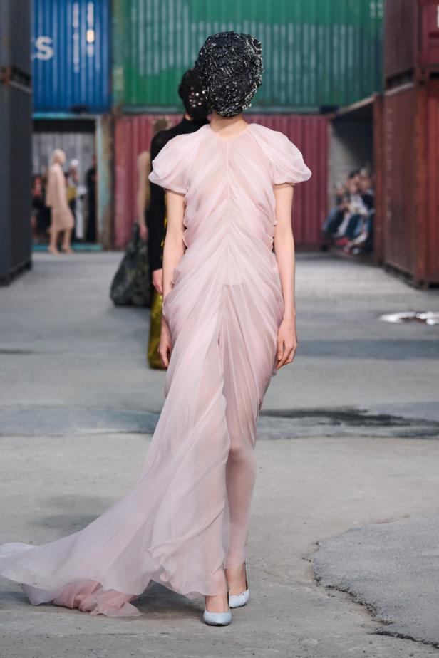 ‏‏Maison Margiela‏ تكشف عن مجموعة خريف وشتاء 2026‏‏ في الصين... رحلة سريالية بين الحرفية ‏العالية وجماليات "القطع المنسية‎"‎