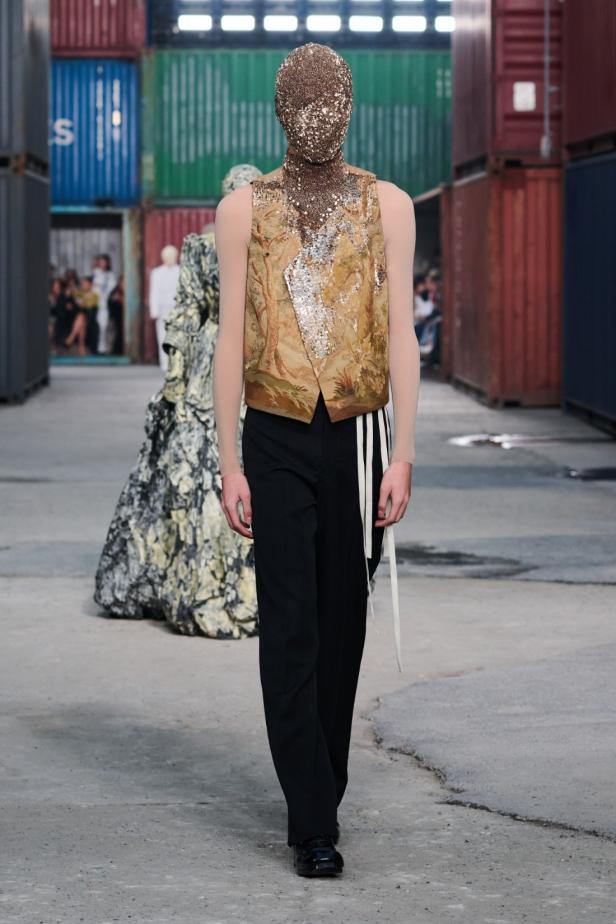 ‏‏Maison Margiela‏ تكشف عن مجموعة خريف وشتاء 2026‏‏ في الصين... رحلة سريالية بين الحرفية ‏العالية وجماليات "القطع المنسية‎"‎