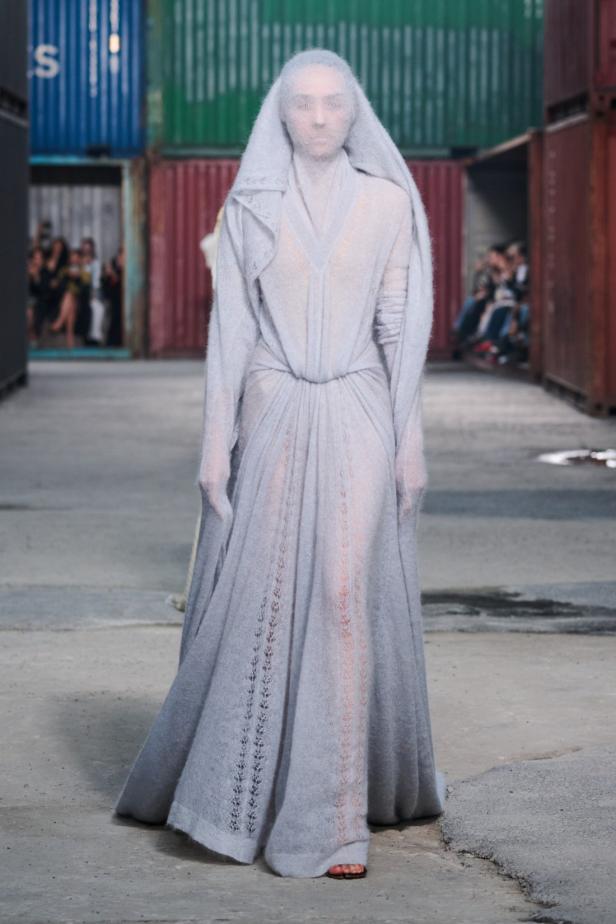 ‏‏Maison Margiela‏ تكشف عن مجموعة خريف وشتاء 2026‏‏ في الصين... رحلة سريالية بين الحرفية ‏العالية وجماليات "القطع المنسية‎"‎