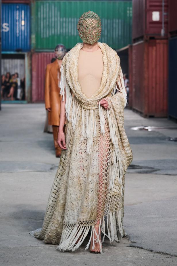 ‏‏Maison Margiela‏ تكشف عن مجموعة خريف وشتاء 2026‏‏ في الصين... رحلة سريالية بين الحرفية ‏العالية وجماليات "القطع المنسية‎"‎