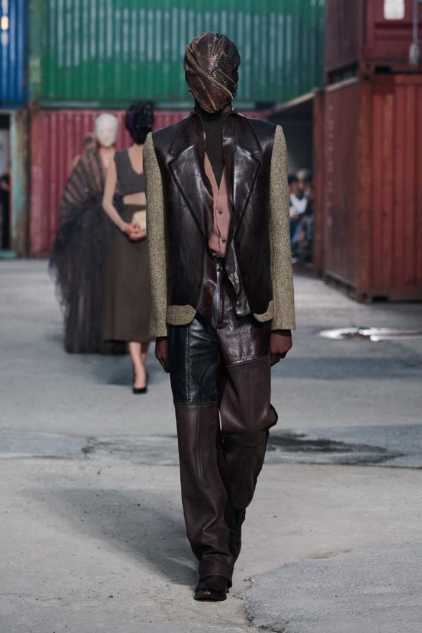 ‏‏Maison Margiela‏ تكشف عن مجموعة خريف وشتاء 2026‏‏ في الصين... رحلة سريالية بين الحرفية ‏العالية وجماليات "القطع المنسية‎"‎