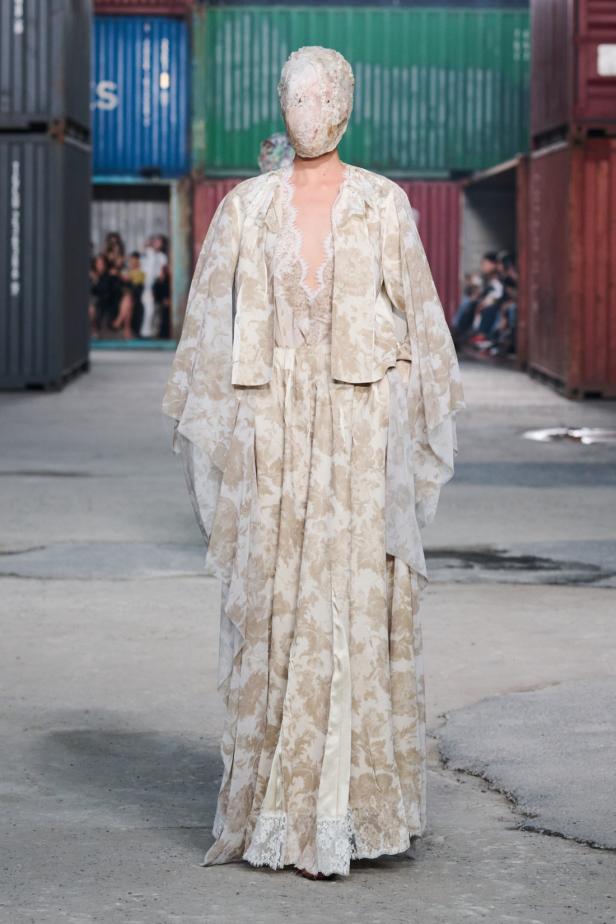 ‏‏Maison Margiela‏ تكشف عن مجموعة خريف وشتاء 2026‏‏ في الصين... رحلة سريالية بين الحرفية ‏العالية وجماليات "القطع المنسية‎"‎