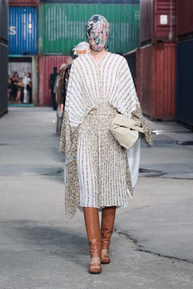 ‏‏Maison Margiela‏ تكشف عن مجموعة خريف وشتاء 2026‏‏ في الصين... رحلة سريالية بين الحرفية ‏العالية وجماليات "القطع المنسية‎"‎