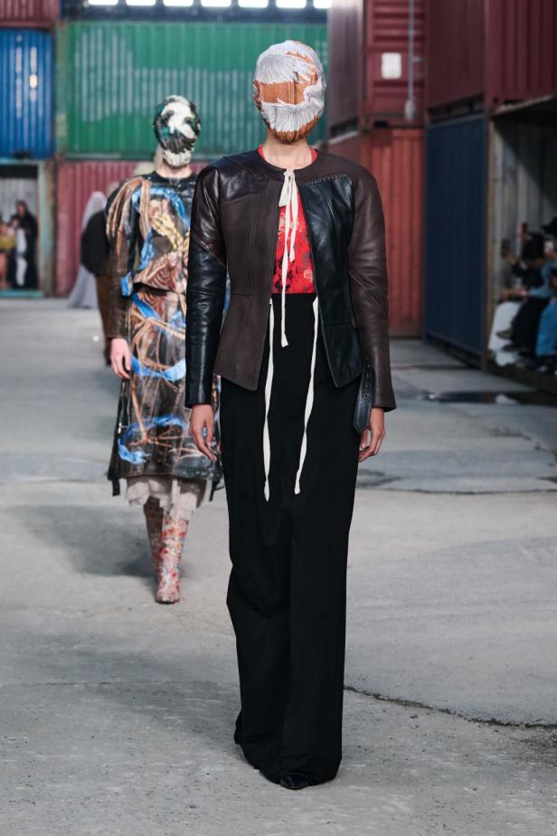 ‏‏Maison Margiela‏ تكشف عن مجموعة خريف وشتاء 2026‏‏ في الصين... رحلة سريالية بين الحرفية ‏العالية وجماليات "القطع المنسية‎"‎