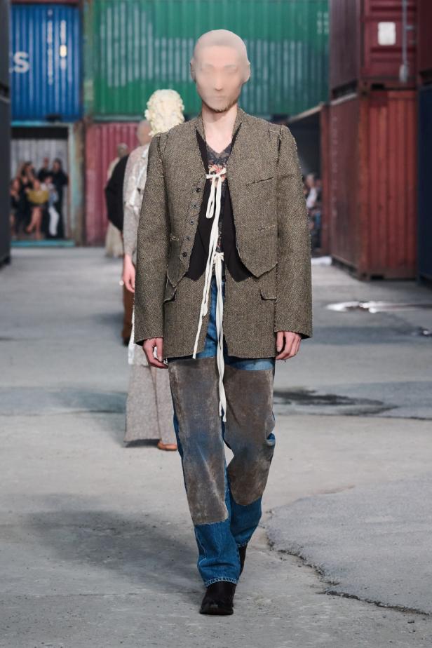 ‏‏Maison Margiela‏ تكشف عن مجموعة خريف وشتاء 2026‏‏ في الصين... رحلة سريالية بين الحرفية ‏العالية وجماليات "القطع المنسية‎"‎