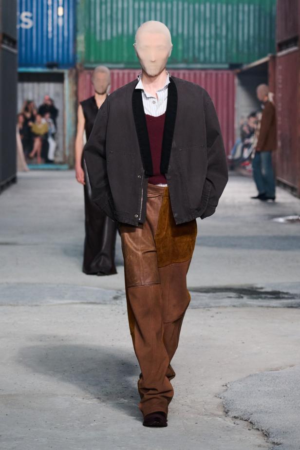 ‏‏Maison Margiela‏ تكشف عن مجموعة خريف وشتاء 2026‏‏ في الصين... رحلة سريالية بين الحرفية ‏العالية وجماليات "القطع المنسية‎"‎