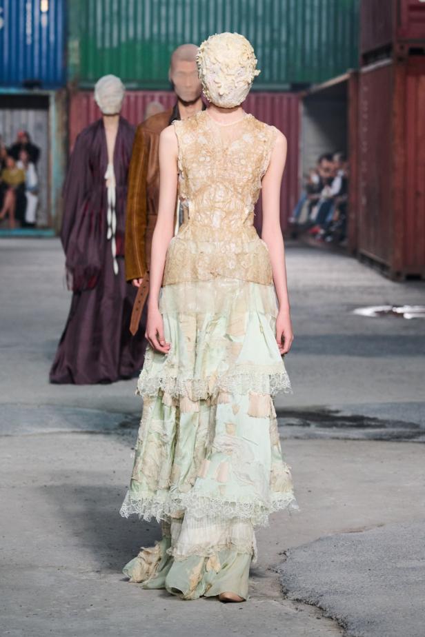 ‏‏Maison Margiela‏ تكشف عن مجموعة خريف وشتاء 2026‏‏ في الصين... رحلة سريالية بين الحرفية ‏العالية وجماليات "القطع المنسية‎"‎