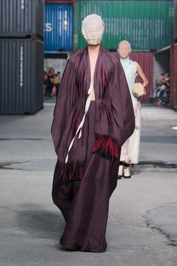 ‏‏Maison Margiela‏ تكشف عن مجموعة خريف وشتاء 2026‏‏ في الصين... رحلة سريالية بين الحرفية ‏العالية وجماليات "القطع المنسية‎"‎