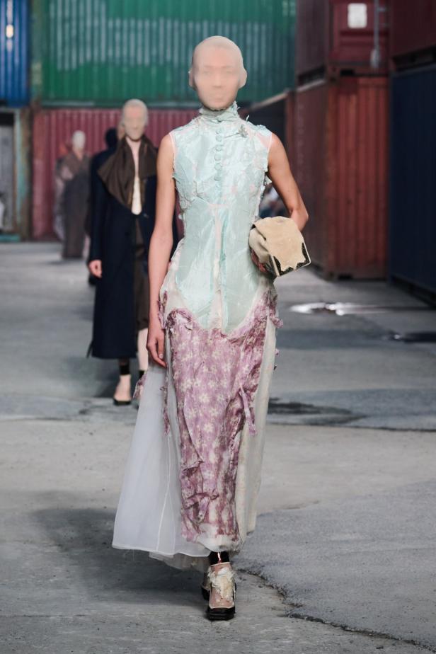 ‏‏Maison Margiela‏ تكشف عن مجموعة خريف وشتاء 2026‏‏ في الصين... رحلة سريالية بين الحرفية ‏العالية وجماليات "القطع المنسية‎"‎