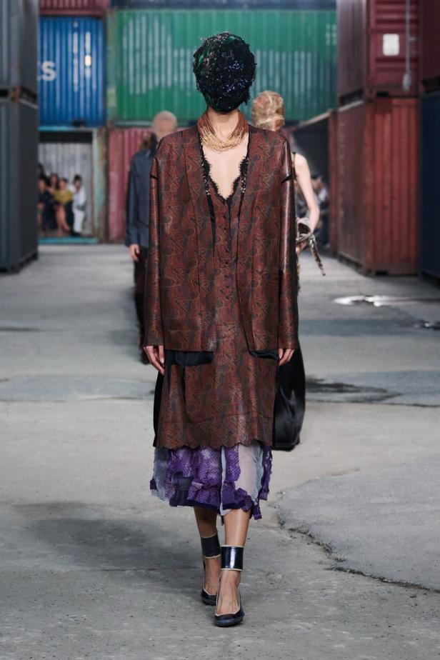 ‏‏Maison Margiela‏ تكشف عن مجموعة خريف وشتاء 2026‏‏ في الصين... رحلة سريالية بين الحرفية ‏العالية وجماليات "القطع المنسية‎"‎