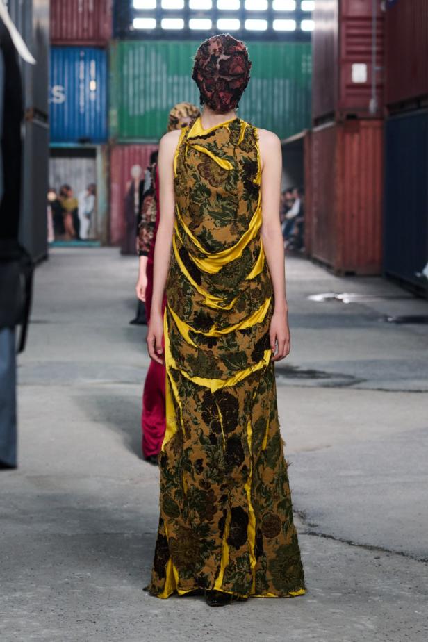 ‏‏Maison Margiela‏ تكشف عن مجموعة خريف وشتاء 2026‏‏ في الصين... رحلة سريالية بين الحرفية ‏العالية وجماليات "القطع المنسية‎"‎