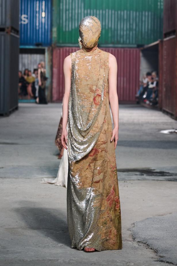 ‏‏Maison Margiela‏ تكشف عن مجموعة خريف وشتاء 2026‏‏ في الصين... رحلة سريالية بين الحرفية ‏العالية وجماليات "القطع المنسية‎"‎