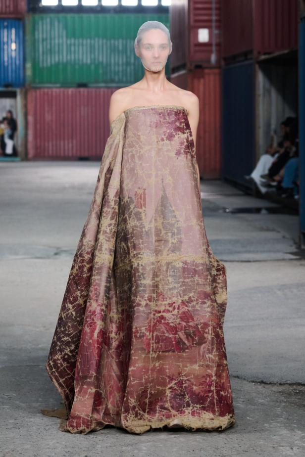 ‏‏Maison Margiela‏ تكشف عن مجموعة خريف وشتاء 2026‏‏ في الصين... رحلة سريالية بين الحرفية ‏العالية وجماليات "القطع المنسية‎"‎