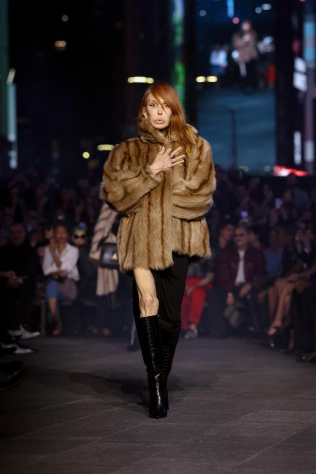 ديمنا يجتاح "تايمز سكوير" في عرض مميّز لمجموعة ‏Gucci Cruise 2027‎